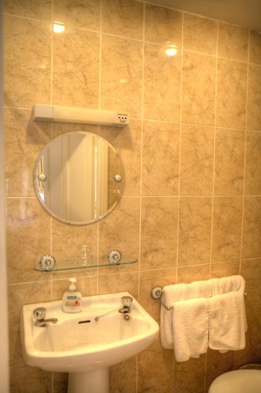 Friars Quarter House Bed & Breakfast Балинроуб Стая снимка