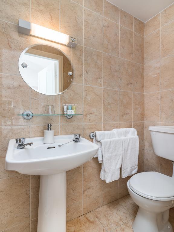 Friars Quarter House Bed & Breakfast Балинроуб Екстериор снимка
